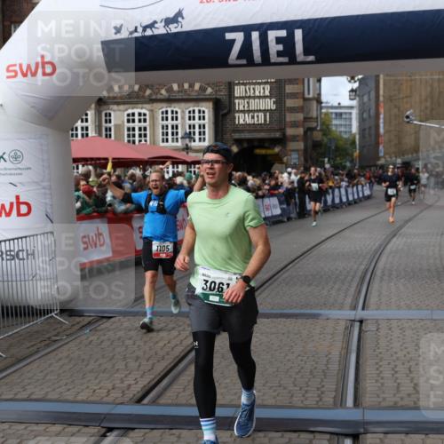 05.10.2025 - 20. swb-Marathon Bremen Yannick Fuchs http://msf.ph/oto/9285963 05.10.2025 13:04:01 Ziel 506, 1105, 3061, 3084, 5786 meine-sportfotos.de