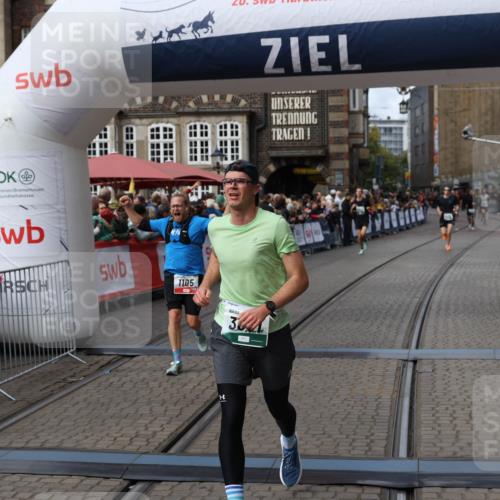 05.10.2025 - 20. swb-Marathon Bremen Yannick Fuchs http://msf.ph/oto/9285969 05.10.2025 13:04:01 Ziel 506, 1105, 3061, 3084, 5786 meine-sportfotos.de
