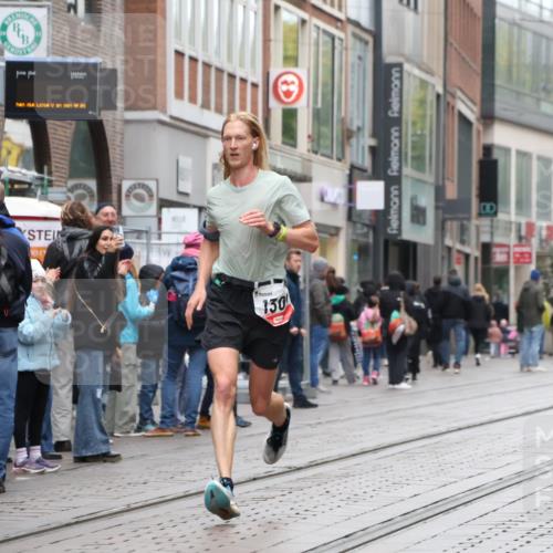 05.10.2025 - 20. swb-Marathon Bremen Strokosch-Dieckow http://msf.ph/oto/9285972 05.10.2025 12:12:56 Ziel 1301, 1301 meine-sportfotos.de