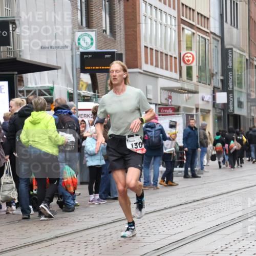 05.10.2025 - 20. swb-Marathon Bremen Strokosch-Dieckow http://msf.ph/oto/9285985 05.10.2025 12:12:57 Ziel 1301, 1301 meine-sportfotos.de