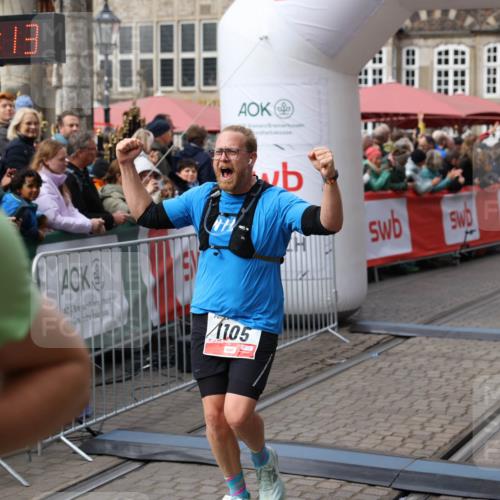 05.10.2025 - 20. swb-Marathon Bremen Yannick Fuchs http://msf.ph/oto/9285997 05.10.2025 13:04:02 Ziel 506, 1105, 3061, 3084, 4215, 5786 meine-sportfotos.de