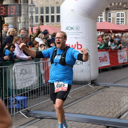05.10.2025 - 20. swb-Marathon Bremen Yannick Fuchs http://msf.ph/oto/9286000 05.10.2025 13:04:02 Ziel 506, 1105, 3061, 3084, 4215, 5786 meine-sportfotos.de
