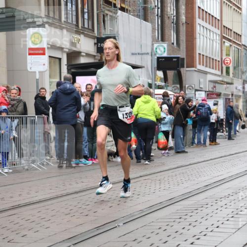 05.10.2025 - 20. swb-Marathon Bremen Strokosch-Dieckow http://msf.ph/oto/9286005 05.10.2025 12:12:58 Ziel 1301, 1301 meine-sportfotos.de