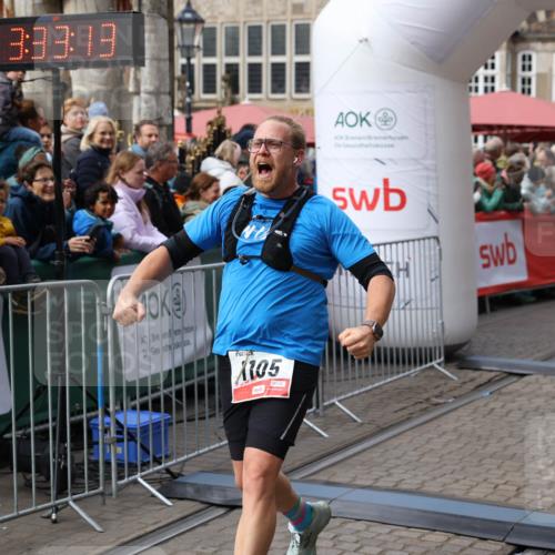 05.10.2025 - 20. swb-Marathon Bremen Yannick Fuchs http://msf.ph/oto/9286013 05.10.2025 13:04:02 Ziel 506, 1105, 3061, 3084, 4215, 5786 meine-sportfotos.de
