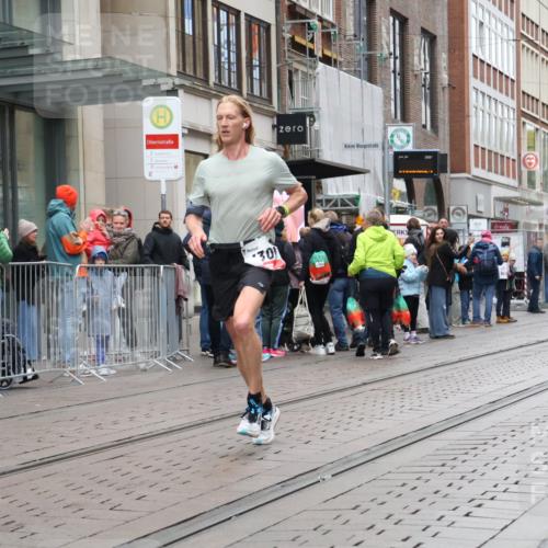 05.10.2025 - 20. swb-Marathon Bremen Strokosch-Dieckow http://msf.ph/oto/9286017 05.10.2025 12:12:58 Ziel 1301, 1301 meine-sportfotos.de