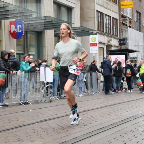 05.10.2025 - 20. swb-Marathon Bremen Strokosch-Dieckow http://msf.ph/oto/9286040 05.10.2025 12:12:59 Ziel 1301, 1301 meine-sportfotos.de