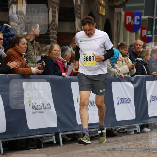 05.10.2025 - 20. swb-Marathon Bremen Strokosch-Dieckow http://msf.ph/oto/9286042 05.10.2025 11:18:50 Ziel 9691 meine-sportfotos.de