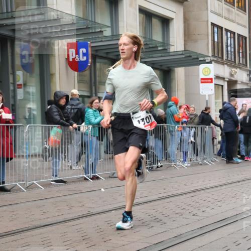 05.10.2025 - 20. swb-Marathon Bremen Strokosch-Dieckow http://msf.ph/oto/9286057 05.10.2025 12:12:59 Ziel 1301, 1301 meine-sportfotos.de