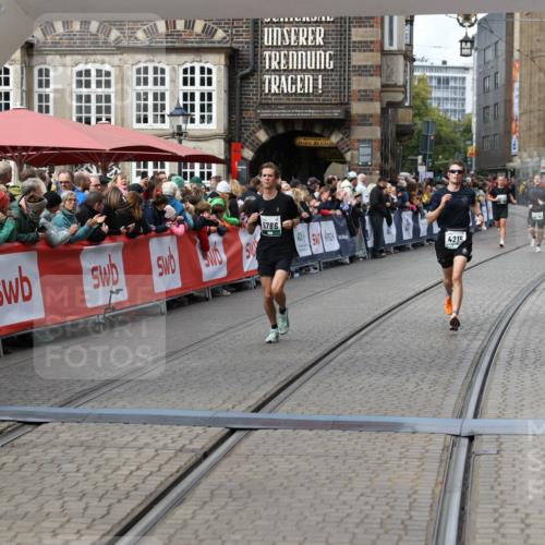 05.10.2025 - 20. swb-Marathon Bremen Yannick Fuchs http://msf.ph/oto/9286067 05.10.2025 13:04:04 Ziel 1105, 3061, 3084, 4215, 5786 meine-sportfotos.de