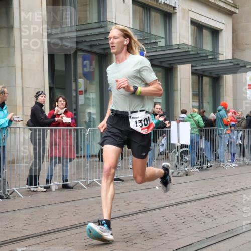 05.10.2025 - 20. swb-Marathon Bremen Strokosch-Dieckow http://msf.ph/oto/9286068 05.10.2025 12:13:00 Ziel 1301, 1301 meine-sportfotos.de
