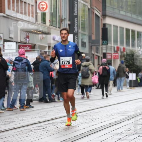 05.10.2025 - 20. swb-Marathon Bremen Strokosch-Dieckow http://msf.ph/oto/9286081 05.10.2025 12:13:49 Ziel 1779, 1779 meine-sportfotos.de