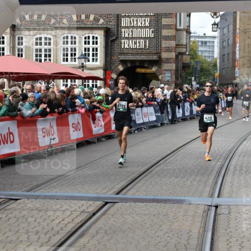 05.10.2025 - 20. swb-Marathon Bremen Yannick Fuchs http://msf.ph/oto/9286085 05.10.2025 13:04:04 Ziel 1105, 3061, 3084, 4215, 5786 meine-sportfotos.de