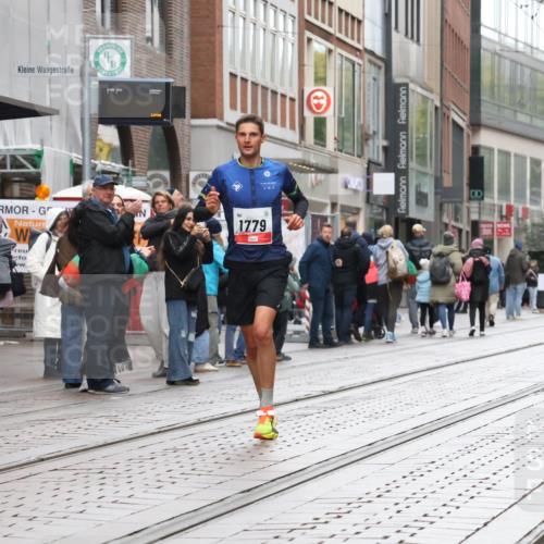 05.10.2025 - 20. swb-Marathon Bremen Strokosch-Dieckow http://msf.ph/oto/9286090 05.10.2025 12:13:51 Ziel 1779, 1779 meine-sportfotos.de