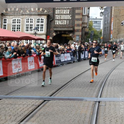 05.10.2025 - 20. swb-Marathon Bremen Yannick Fuchs http://msf.ph/oto/9286092 05.10.2025 13:04:04 Ziel 1105, 3061, 3084, 4215, 5786 meine-sportfotos.de