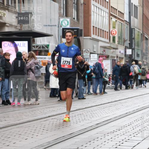 05.10.2025 - 20. swb-Marathon Bremen Strokosch-Dieckow http://msf.ph/oto/9286101 05.10.2025 12:13:51 Ziel 1779, 1779 meine-sportfotos.de