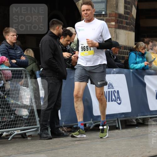 05.10.2025 - 20. swb-Marathon Bremen Strokosch-Dieckow http://msf.ph/oto/9286106 05.10.2025 11:18:55 Ziel 9691, 11625 meine-sportfotos.de