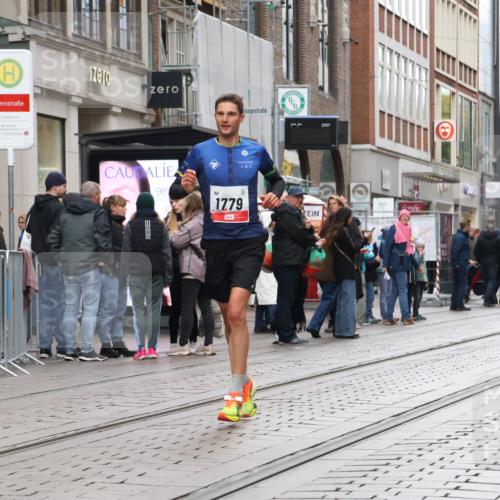 05.10.2025 - 20. swb-Marathon Bremen Strokosch-Dieckow http://msf.ph/oto/9286114 05.10.2025 12:13:52 Ziel 1779, 1779 meine-sportfotos.de