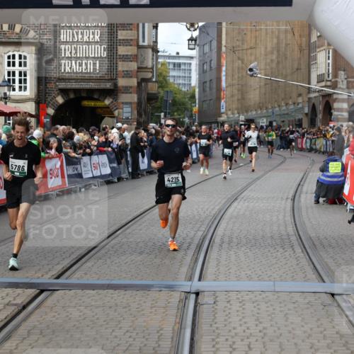 05.10.2025 - 20. swb-Marathon Bremen Yannick Fuchs http://msf.ph/oto/9286115 05.10.2025 13:04:04 Ziel 1105, 3061, 3084, 4215, 5786 meine-sportfotos.de