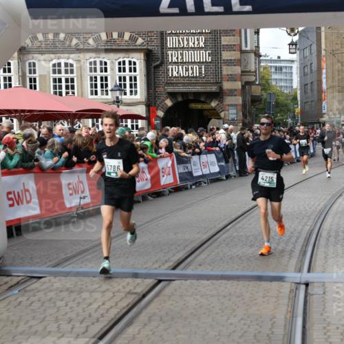 05.10.2025 - 20. swb-Marathon Bremen Yannick Fuchs http://msf.ph/oto/9286118 05.10.2025 13:04:05 Ziel 1105, 3061, 4215, 5786 meine-sportfotos.de