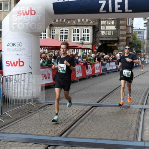 05.10.2025 - 20. swb-Marathon Bremen Yannick Fuchs http://msf.ph/oto/9286136 05.10.2025 13:04:05 Ziel 1105, 3061, 4215, 5786 meine-sportfotos.de