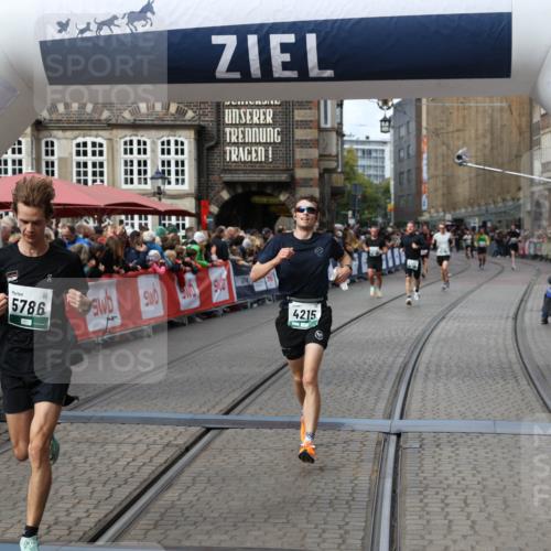 05.10.2025 - 20. swb-Marathon Bremen Yannick Fuchs http://msf.ph/oto/9286150 05.10.2025 13:04:06 Ziel 1105, 3061, 4215, 5786 meine-sportfotos.de