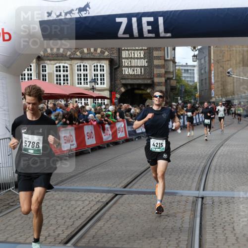 05.10.2025 - 20. swb-Marathon Bremen Yannick Fuchs http://msf.ph/oto/9286154 05.10.2025 13:04:06 Ziel 1105, 3061, 4215, 5786 meine-sportfotos.de