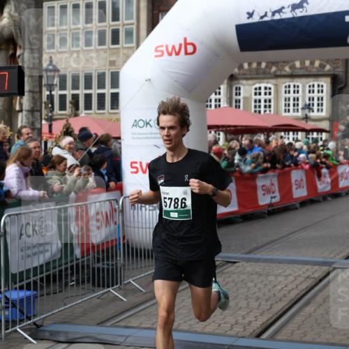 05.10.2025 - 20. swb-Marathon Bremen Yannick Fuchs http://msf.ph/oto/9286159 05.10.2025 13:04:06 Ziel 1105, 3061, 4215, 5786 meine-sportfotos.de