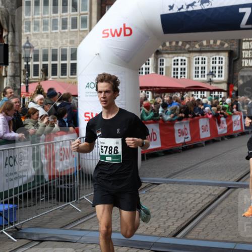 05.10.2025 - 20. swb-Marathon Bremen Yannick Fuchs http://msf.ph/oto/9286164 05.10.2025 13:04:06 Ziel 1105, 3061, 4215, 5786 meine-sportfotos.de