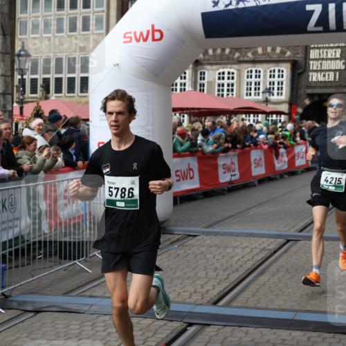 05.10.2025 - 20. swb-Marathon Bremen Yannick Fuchs http://msf.ph/oto/9286167 05.10.2025 13:04:06 Ziel 1105, 3061, 4215, 5786 meine-sportfotos.de