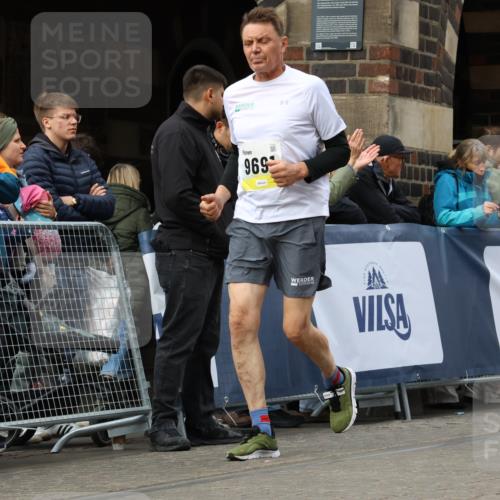 05.10.2025 - 20. swb-Marathon Bremen Strokosch-Dieckow http://msf.ph/oto/9286170 05.10.2025 11:18:55 Ziel 9691, 11625 meine-sportfotos.de