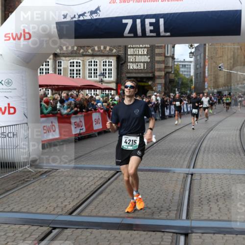 05.10.2025 - 20. swb-Marathon Bremen Yannick Fuchs http://msf.ph/oto/9286181 05.10.2025 13:04:06 Ziel 1105, 3061, 4215, 5786 meine-sportfotos.de