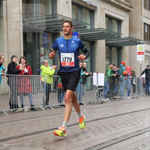 05.10.2025 - 20. swb-Marathon Bremen Strokosch-Dieckow http://msf.ph/oto/9286182 05.10.2025 12:13:54 Ziel 1779, 1779 meine-sportfotos.de
