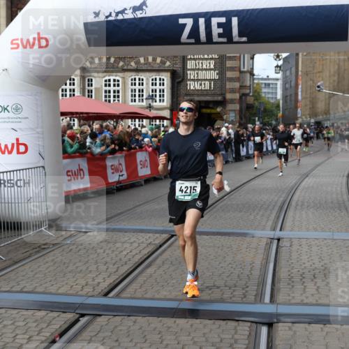 05.10.2025 - 20. swb-Marathon Bremen Yannick Fuchs http://msf.ph/oto/9286188 05.10.2025 13:04:06 Ziel 1105, 3061, 4215, 5786 meine-sportfotos.de