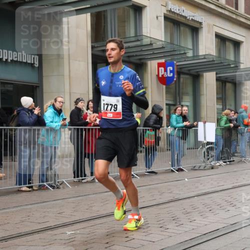 05.10.2025 - 20. swb-Marathon Bremen Strokosch-Dieckow http://msf.ph/oto/9286194 05.10.2025 12:13:54 Ziel 1779, 1779 meine-sportfotos.de