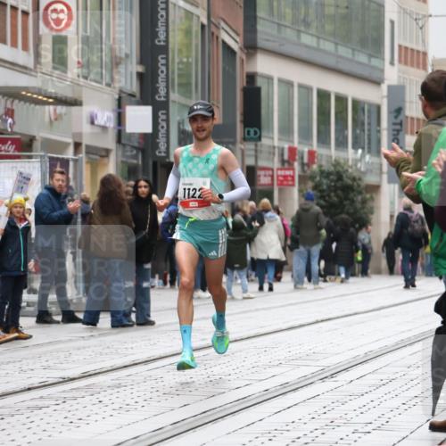 05.10.2025 - 20. swb-Marathon Bremen Strokosch-Dieckow http://msf.ph/oto/9286202 05.10.2025 12:14:23 Ziel 1122, 1122 meine-sportfotos.de