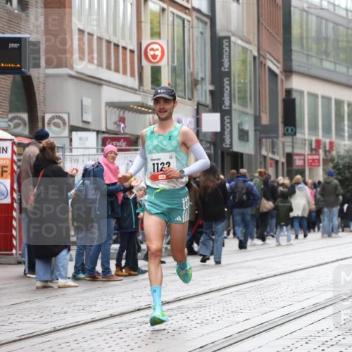 05.10.2025 - 20. swb-Marathon Bremen Strokosch-Dieckow http://msf.ph/oto/9286222 05.10.2025 12:14:24 Ziel 1122, 1122 meine-sportfotos.de