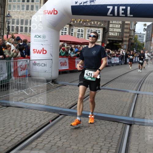05.10.2025 - 20. swb-Marathon Bremen Yannick Fuchs http://msf.ph/oto/9286223 05.10.2025 13:04:07 Ziel 1105, 2472, 4215, 5786, 7070 meine-sportfotos.de