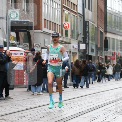 05.10.2025 - 20. swb-Marathon Bremen Strokosch-Dieckow http://msf.ph/oto/9286234 05.10.2025 12:14:25 Ziel 1122, 1122 meine-sportfotos.de