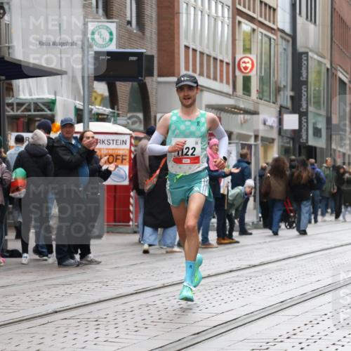 05.10.2025 - 20. swb-Marathon Bremen Strokosch-Dieckow http://msf.ph/oto/9286245 05.10.2025 12:14:25 Ziel 1122, 1122 meine-sportfotos.de