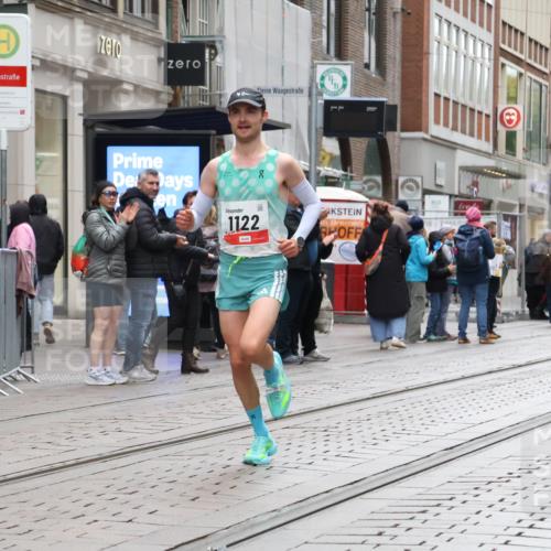 05.10.2025 - 20. swb-Marathon Bremen Strokosch-Dieckow http://msf.ph/oto/9286275 05.10.2025 12:14:27 Ziel 1122, 1122 meine-sportfotos.de