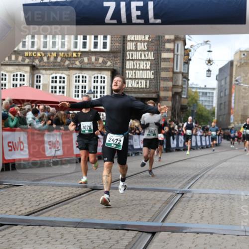 05.10.2025 - 20. swb-Marathon Bremen Yannick Fuchs http://msf.ph/oto/9286282 05.10.2025 13:04:10 Ziel 1652, 2472, 4215, 5786, 7070, 8013 meine-sportfotos.de
