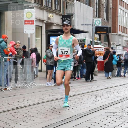 05.10.2025 - 20. swb-Marathon Bremen Strokosch-Dieckow http://msf.ph/oto/9286287 05.10.2025 12:14:27 Ziel 1122, 1122 meine-sportfotos.de