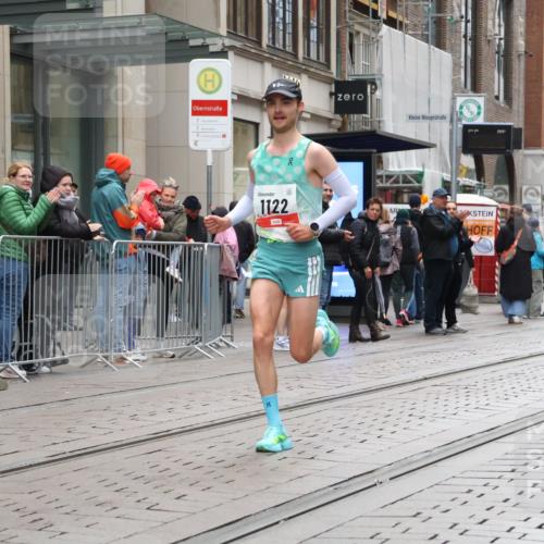 05.10.2025 - 20. swb-Marathon Bremen Strokosch-Dieckow http://msf.ph/oto/9286295 05.10.2025 12:14:27 Ziel 1122, 1122 meine-sportfotos.de