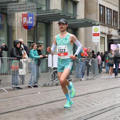 05.10.2025 - 20. swb-Marathon Bremen Strokosch-Dieckow http://msf.ph/oto/9286336 05.10.2025 12:14:28 Ziel 1122, 1122 meine-sportfotos.de