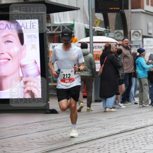 05.10.2025 - 20. swb-Marathon Bremen Strokosch-Dieckow http://msf.ph/oto/9286357 05.10.2025 12:14:52 Ziel 212, 212 meine-sportfotos.de