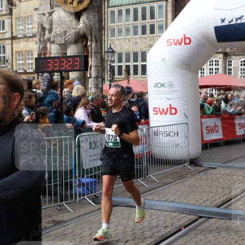 05.10.2025 - 20. swb-Marathon Bremen Yannick Fuchs http://msf.ph/oto/9286364 05.10.2025 13:04:12 Ziel 1652, 2472, 2482, 2656, 4215, 7070, 8013 meine-sportfotos.de