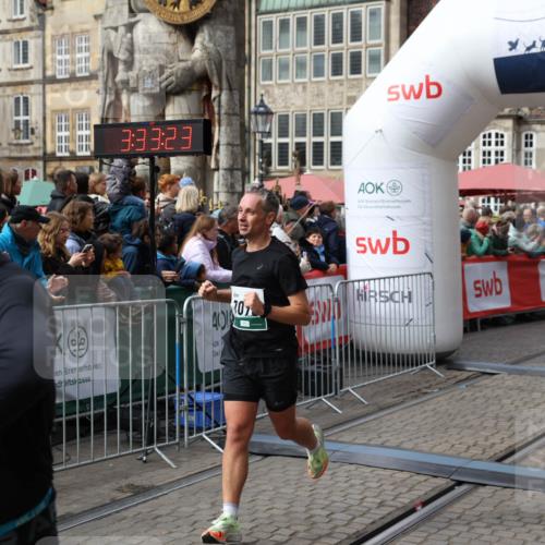 05.10.2025 - 20. swb-Marathon Bremen Yannick Fuchs http://msf.ph/oto/9286373 05.10.2025 13:04:12 Ziel 1652, 2472, 2482, 2656, 4215, 7070, 8013 meine-sportfotos.de
