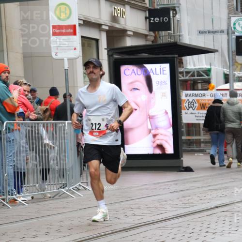 05.10.2025 - 20. swb-Marathon Bremen Strokosch-Dieckow http://msf.ph/oto/9286379 05.10.2025 12:14:53 Ziel 212, 212 meine-sportfotos.de