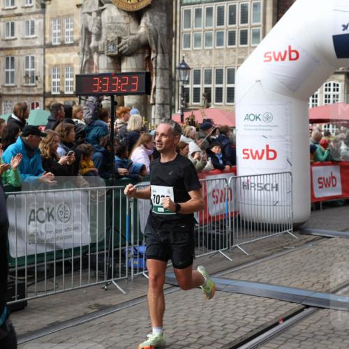 05.10.2025 - 20. swb-Marathon Bremen Yannick Fuchs http://msf.ph/oto/9286380 05.10.2025 13:04:12 Ziel 1652, 2472, 2482, 2656, 4215, 7070, 8013 meine-sportfotos.de