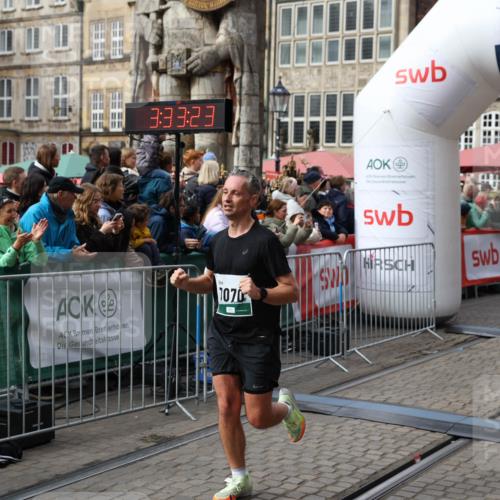 05.10.2025 - 20. swb-Marathon Bremen Yannick Fuchs http://msf.ph/oto/9286385 05.10.2025 13:04:12 Ziel 1652, 2472, 2482, 2656, 4215, 7070, 8013 meine-sportfotos.de